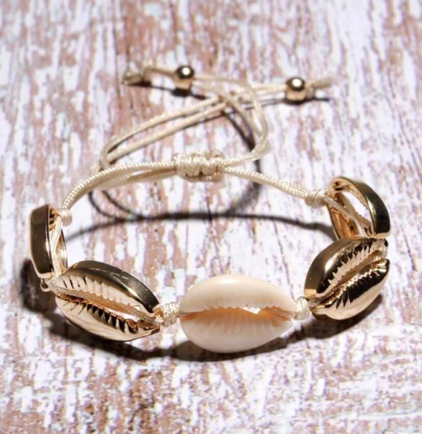 Shell bracelet in gold